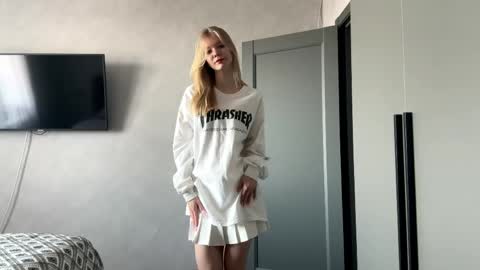 dewdropdoll online show from April 24, 2026, 4:26 am