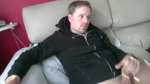 dili999 online show from April 12, 2026, 4:23 pm