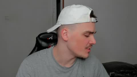 Hot DIN online show from April 9, 2026, 7:52 pm