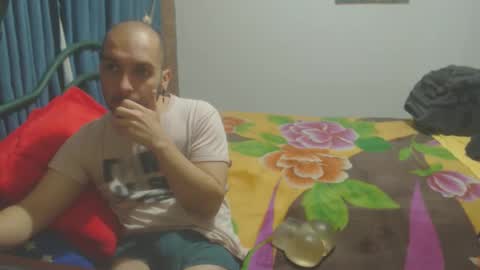 Snapshot of dinchtcams chatting on November 5, 2025, 10:32 pm Dincht online show from November 5, 2025, 10:32 pm