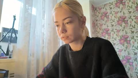 dinorahmroczkowski online show from October 3, 2025, 8:11 am
