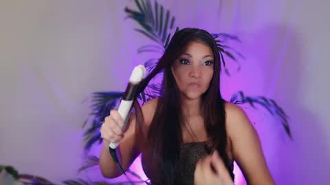 DivineLynn online show from May 6, 2026, 2:33 pm