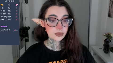 dixipixi_ online show from October 18, 2025, 6:26 am