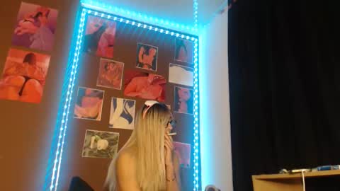 doeschi_fox online show from April 20, 2026, 3:09 am