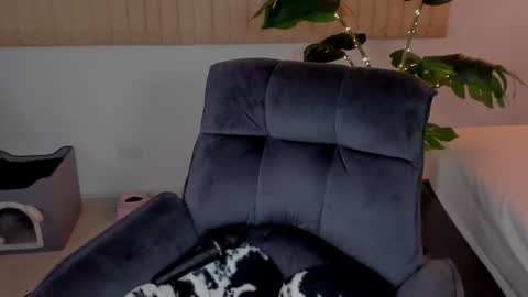 Hii Dont forget to follow me . online show from November 14, 2025, 4:22 am