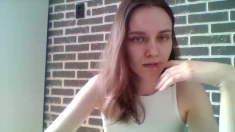 dolcezza_ online show from April 23, 2026, 9:52 am