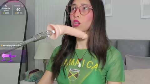 Snapshot of doll_bella_ chatting on May 29, 2026, 8:18 pm Bella online show from May 29, 2026, 8:18 pm