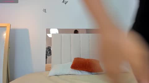 doll_isa_ online show from January 14, 2026, 6:35 pm