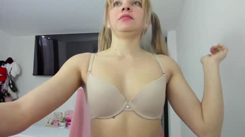 doll_oriana online show from January 28, 2025, 10:12 pm