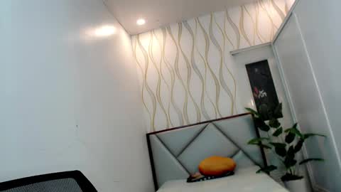 Make me Happy online show from October 19, 2025, 7:36 pm