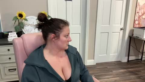 Dolly online show from February 26, 2025, 11:48 pm