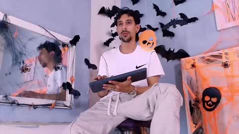 Snapshot of dominic_blade chatting on October 30, 2025, 5:57 pm Dominic online show from October 30, 2025, 5:57 pm