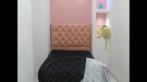 dona_tella online show from September 12, 2025, 8:42 pm