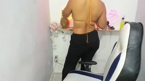 Snapshot of dona_tella chatting on May 26, 2026, 10:44 am dona_tella online show from May 26, 2026, 10:44 am