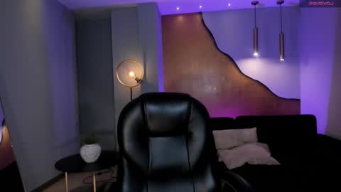  Donna Stonne  online show from March 4, 2025, 7:22 pm