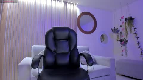  Donna Stonne  online show from October 3, 2025, 4:20 am