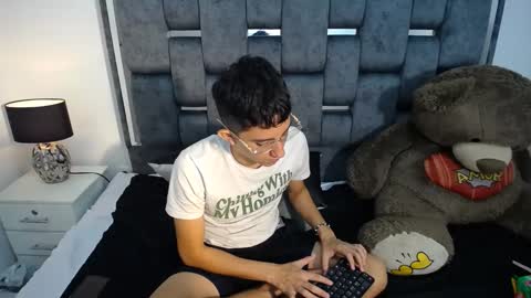 Snapshot of dravith_and_valery chatting on March 1, 2025, 2:37 am -- nicolle and jhon -- online show from March 1, 2025, 2:37 am