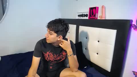 Snapshot of dravith_and_valery chatting on October 3, 2025, 1:02 am -- nicolle and jhon -- online show from October 3, 2025, 1:02 am