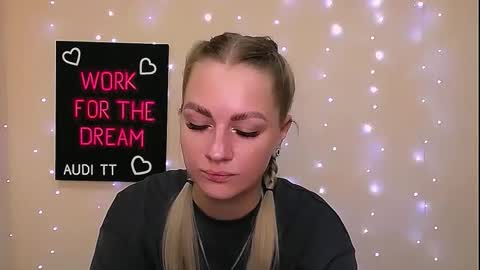 dream_dolly_ online show from September 9, 2025, 4:28 pm