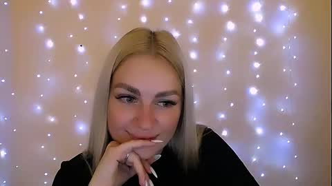 dream_dolly_ online show from October 6, 2025, 12:02 pm