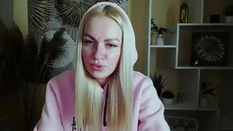 dream_dolly_ online show from October 14, 2025, 1:01 pm