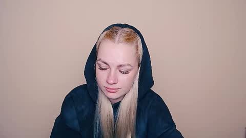 dream_dolly_ online show from October 15, 2025, 12:27 pm