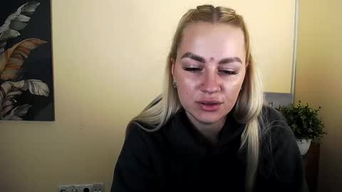 dream_dolly_ online show from October 17, 2025, 1:35 pm