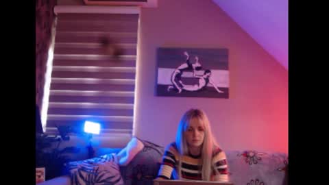 A girl online show from November 7, 2025, 8:14 am