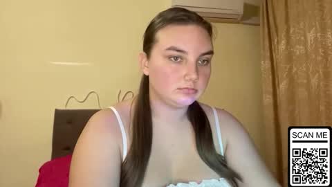 Mila online show from October 5, 2025, 4:27 pm