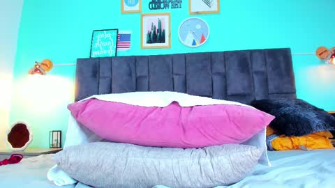 DULCE AURORA online show from February 11, 2025, 5:37 am