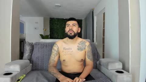 Jlozada05 online show from November 18, 2025, 3:01 am