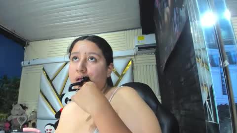 Snapshot of dulcineasaenz chatting on October 16, 2025, 9:05 pm Dulcinea online show from October 16, 2025, 9:05 pm