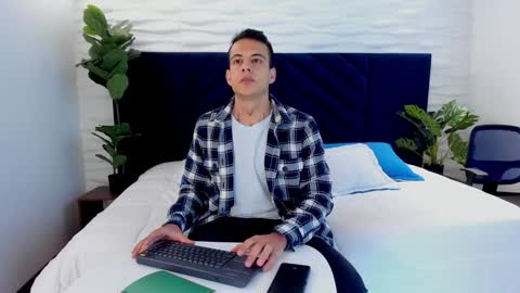 Dustin Sonne online show from January 28, 2025, 3:25 am