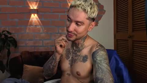 Snapshot of dylanstonne1 chatting on October 22, 2025, 9:47 pm D Y L A N online show from October 22, 2025, 9:47 pm