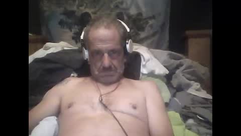 Snapshot of easye4015 chatting on October 17, 2025, 10:51 am Easye online show from October 17, 2025, 10:51 am