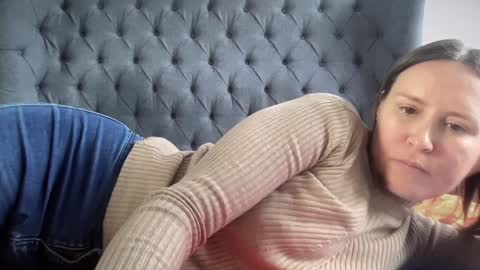 Nadia Ferreira  online show from January 6, 2026, 2:43 pm