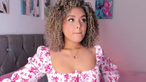 Snapshot of ebony_curly2 chatting on October 27, 2025, 11:31 pm isa online show from October 27, 2025, 11:31 pm