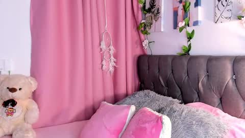 Snapshot of ebony_curly2 chatting on November 17, 2025, 11:54 pm isa online show from November 17, 2025, 11:54 pm