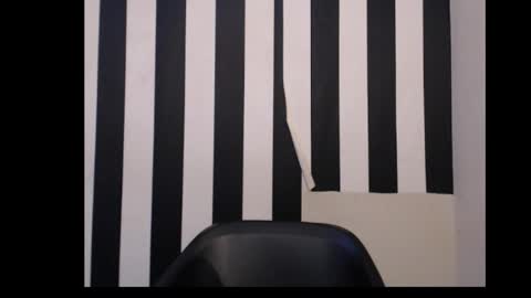 Snapshot of ebony_queenx chatting on December 15, 2025, 10:41 am Queen online show from December 15, 2025, 10:41 am