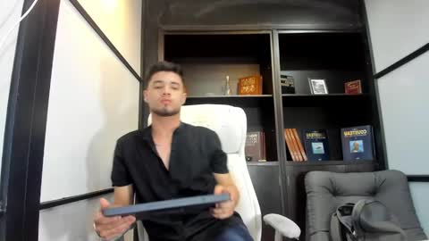Snapshot of edwardross_ chatting on March 7, 2025, 7:38 pm Edward Ross online show from March 7, 2025, 7:38 pm