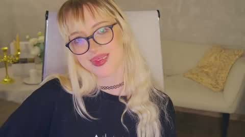 EVA NON NUDE online show from May 1, 2026, 4:33 pm
