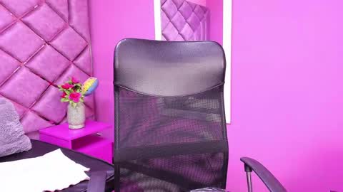 eimy_cutte online show from February 18, 2025, 12:17 pm