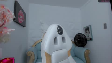 eimy online show from October 31, 2025, 11:22 am