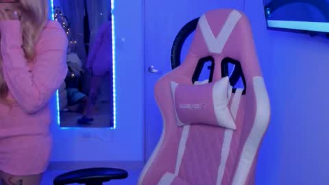 Ela online show from November 9, 2025, 6:55 am