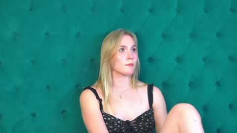 Snapshot of elaravoltage chatting on May 28, 2026, 5:43 pm elaravoltage online show from May 28, 2026, 5:43 pm