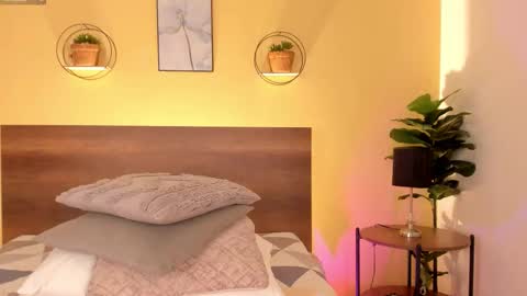 Ela online show from October 20, 2025, 8:53 pm