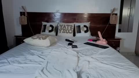 Snapshot of elegant_ebony chatting on June 14, 2026, 2:24 am Nika online show from June 14, 2026, 2:24 am