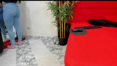 Snapshot of elena_and_derek chatting on December 9, 2024, 12:30 pm Elena Derek online show from December 9, 2024, 12:30 pm