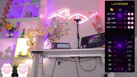 Snapshot of elena_marilyn chatting on February 24, 2025, 9:31 pm Elena online show from February 24, 2025, 9:31 pm