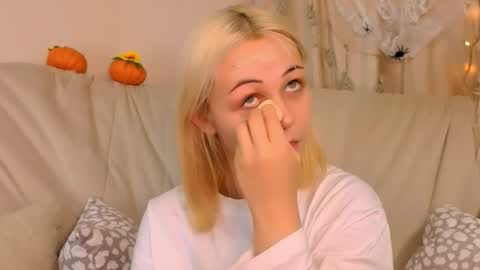 elenamonroee online show from October 20, 2025, 5:19 am